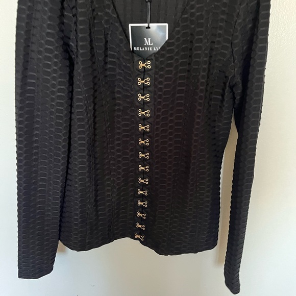 Beautiful long-sleeved Melanie Lyne top. Eye-catching details and texture. - Picture 8 of 8